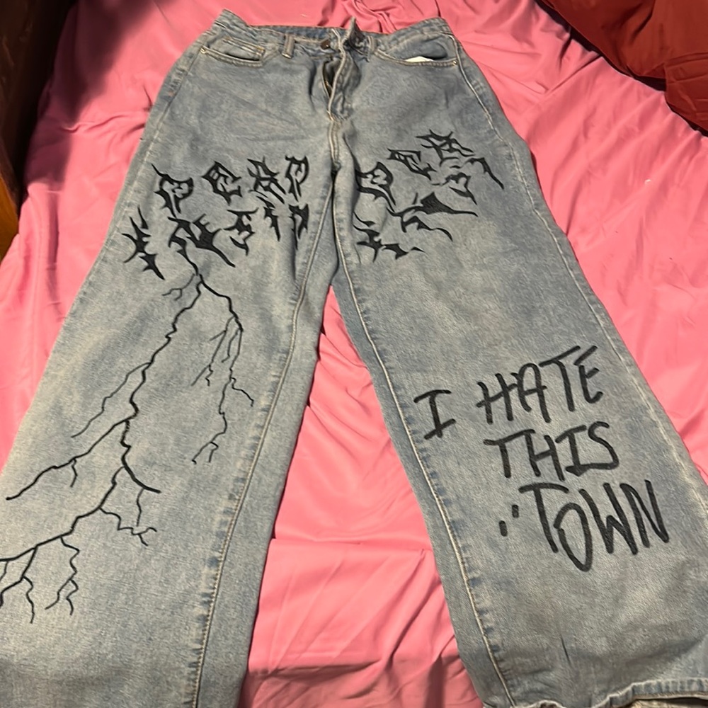 Jeans, boot cut, black design on front only